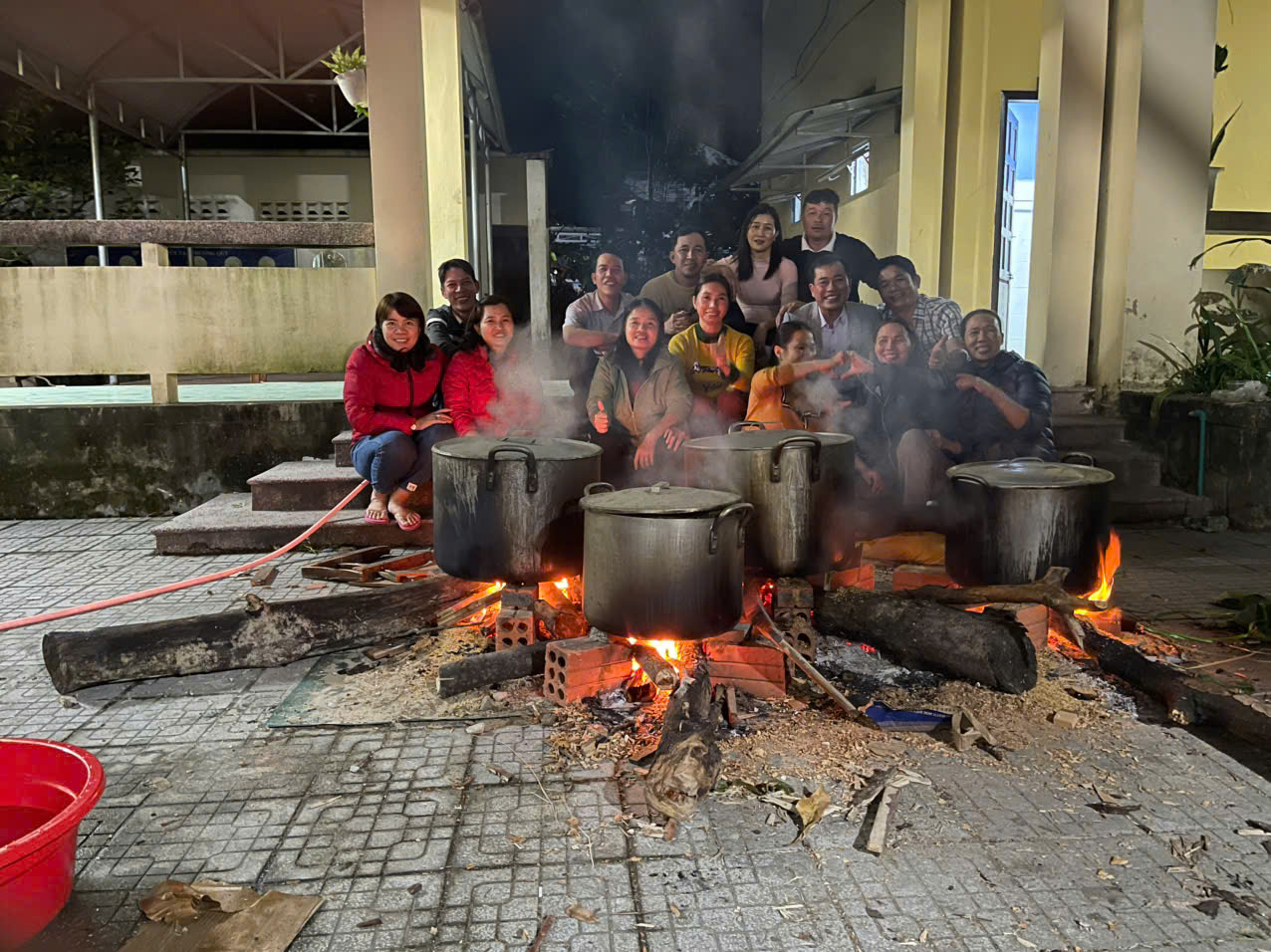 ĐOÀN VIÊN CÔNG ĐOÀN TRƯỜNG THCS PHAN THẾ PHƯƠNG GÓI BÁNH CHƯNG CHÀO XUÂN ẤT TỴ